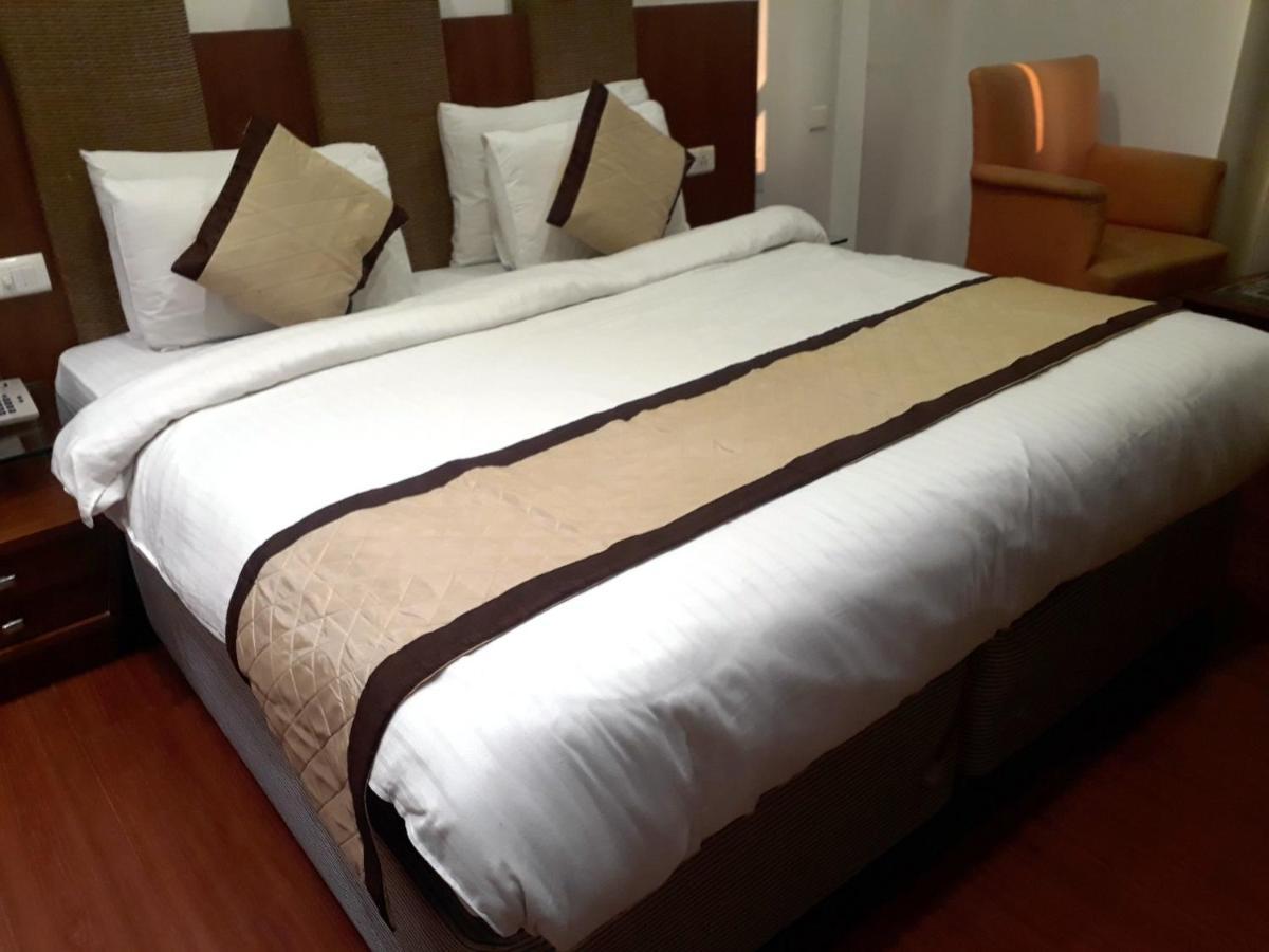 Airport Hotel Golden Bliss Near Delhi Airport New Delhi Bagian luar foto