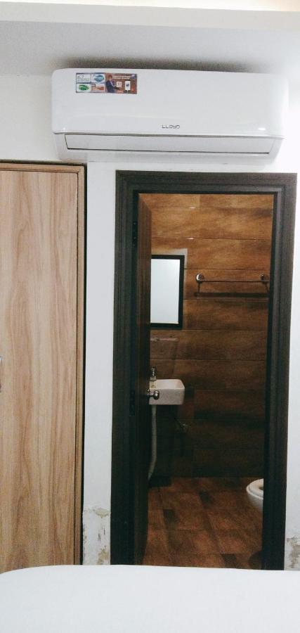 Airport Hotel Golden Bliss Near Delhi Airport New Delhi Bagian luar foto