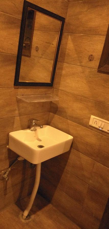 Airport Hotel Golden Bliss Near Delhi Airport New Delhi Bagian luar foto
