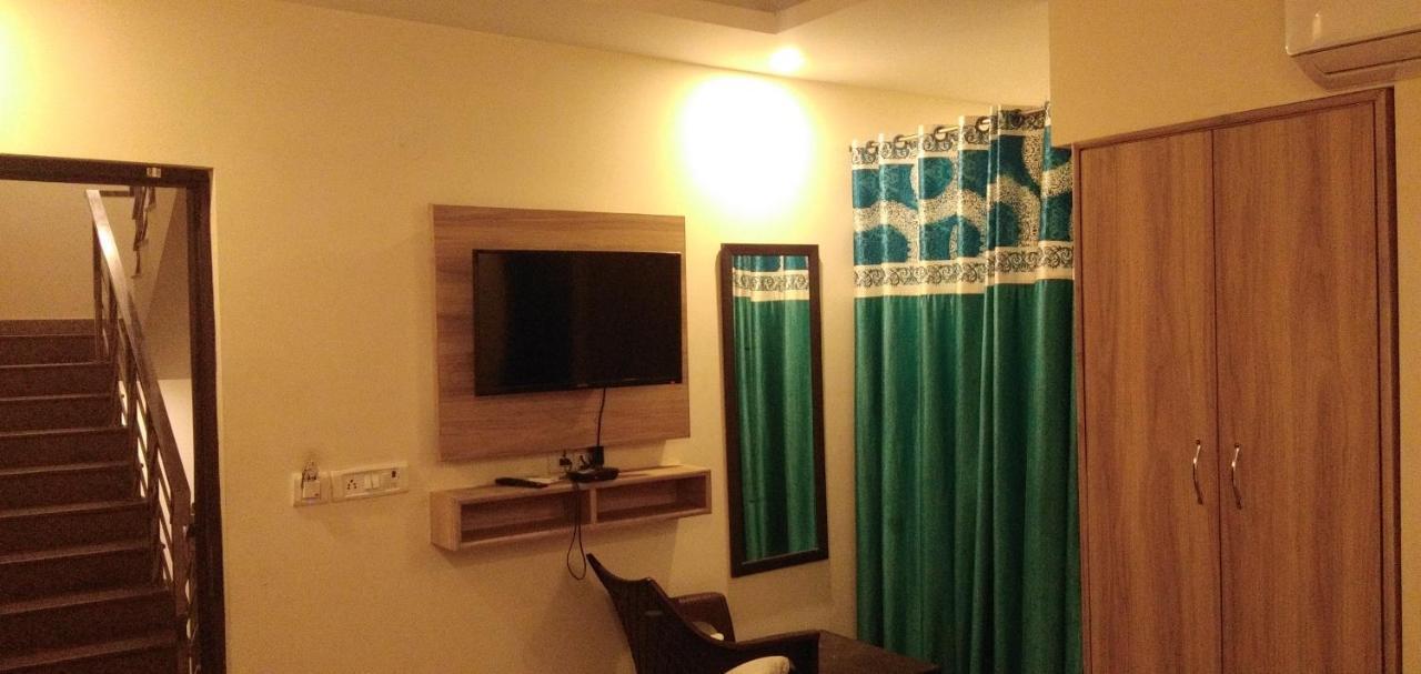 Airport Hotel Golden Bliss Near Delhi Airport New Delhi Bagian luar foto